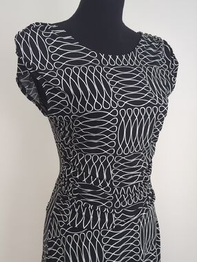 Enfocus Studio Flattering Black & White Fit & Flare Geometric Design Midi Dress